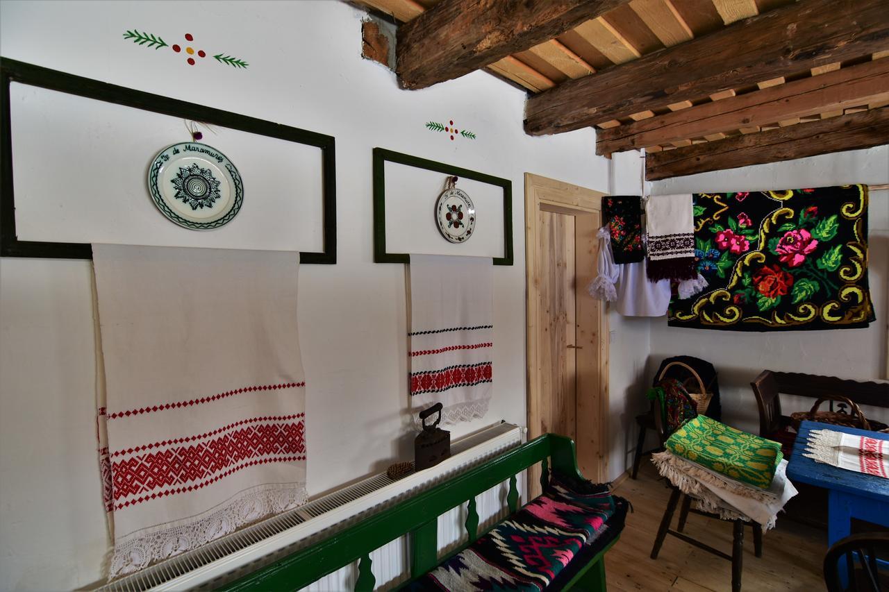Iz De Maramures Rural Hotel (Adults Only) Surdesti  エクステリア 写真